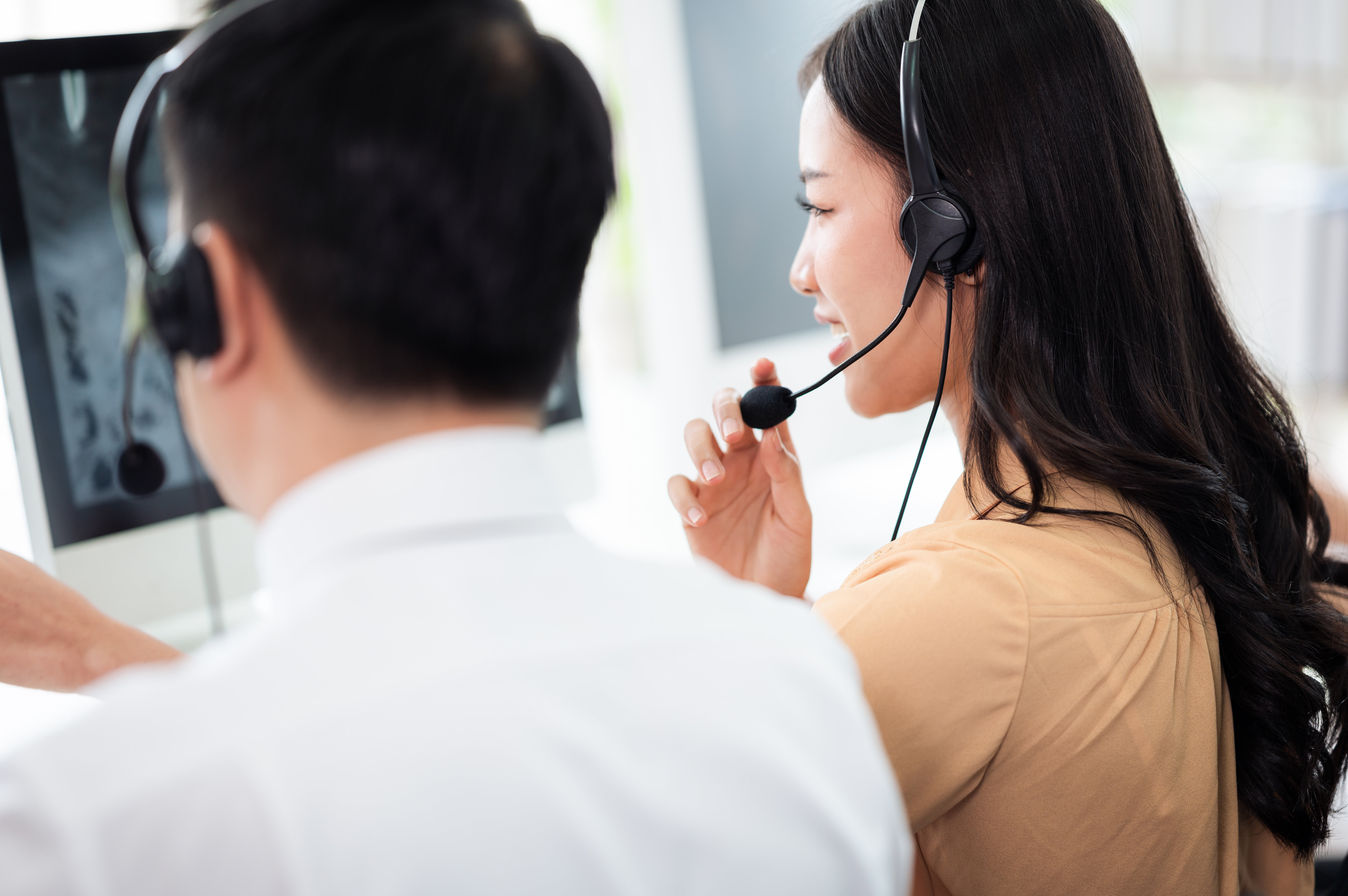 Zwei Kollegen telefonieren mit Kunden